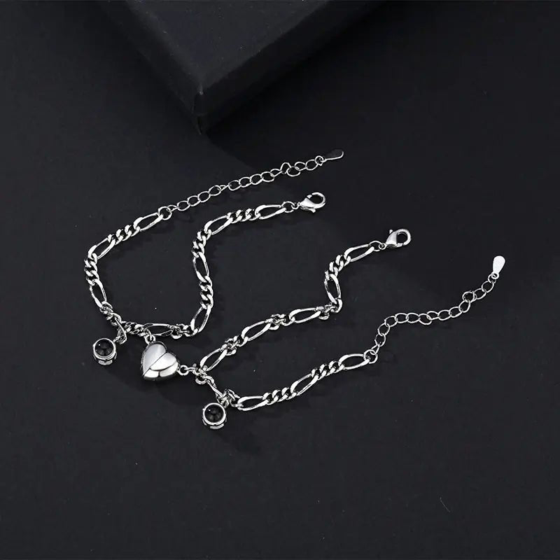 "Couple Bracelet with Simple Projection in 100 Languages" - Dakdouksson