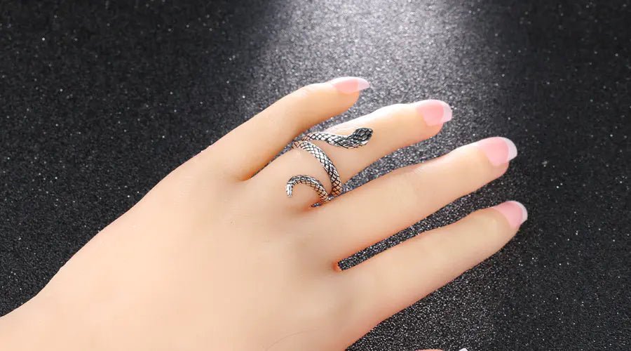 Stylish Snake Ring - Trendy Jewelry Piece - Dakdouksson