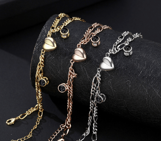 "Couple Bracelet with Simple Projection in 100 Languages" - Dakdouksson