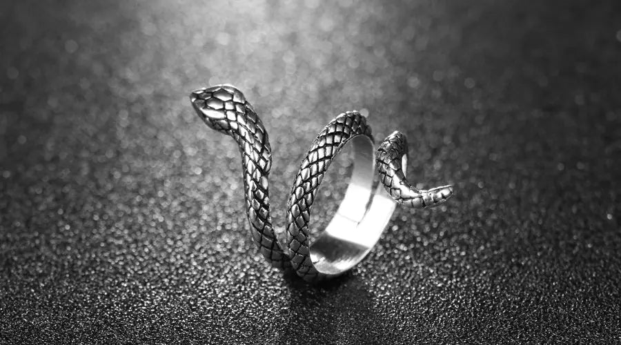 Stylish Snake Ring - Trendy Jewelry Piece - Dakdouksson