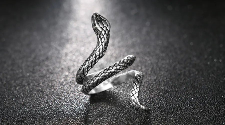 Stylish Snake Ring - Trendy Jewelry Piece - Dakdouksson